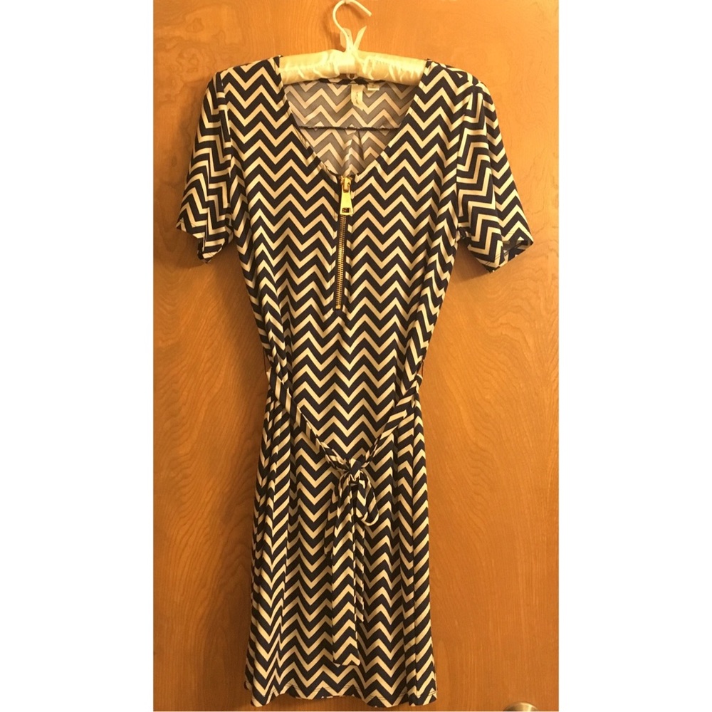 Short sleeve ivory navy blue silky chevron dress